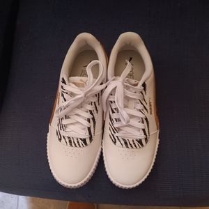Women's PUMA Size 9.5 Sneakers